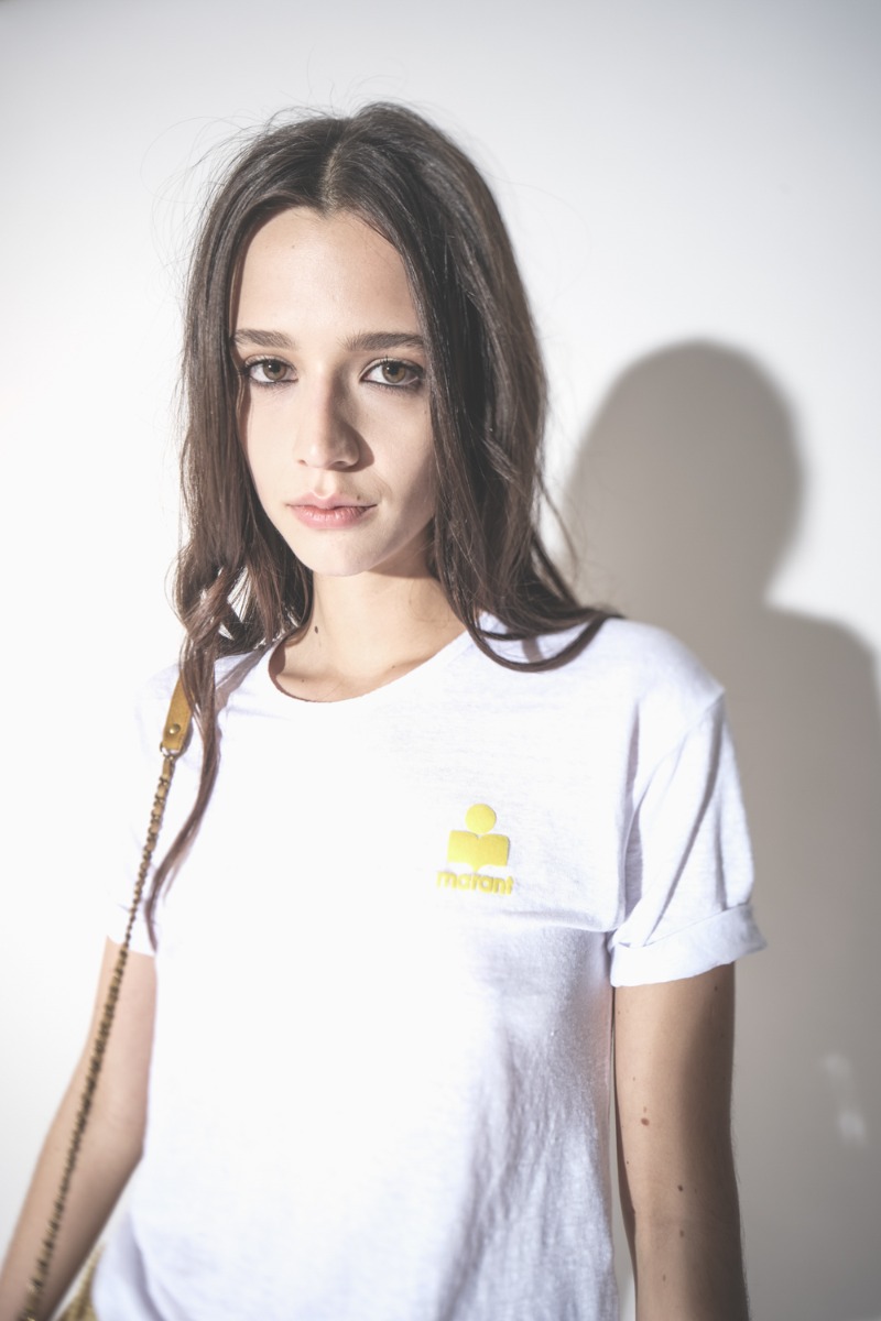 T-shirt Koldia Isabel Marant &Eacute;toile en lin blanc, logo jaune flock&eacute; au-dessus de la poitrine, port&eacute; de face. D&eacute;tail du logo jaune fluo.