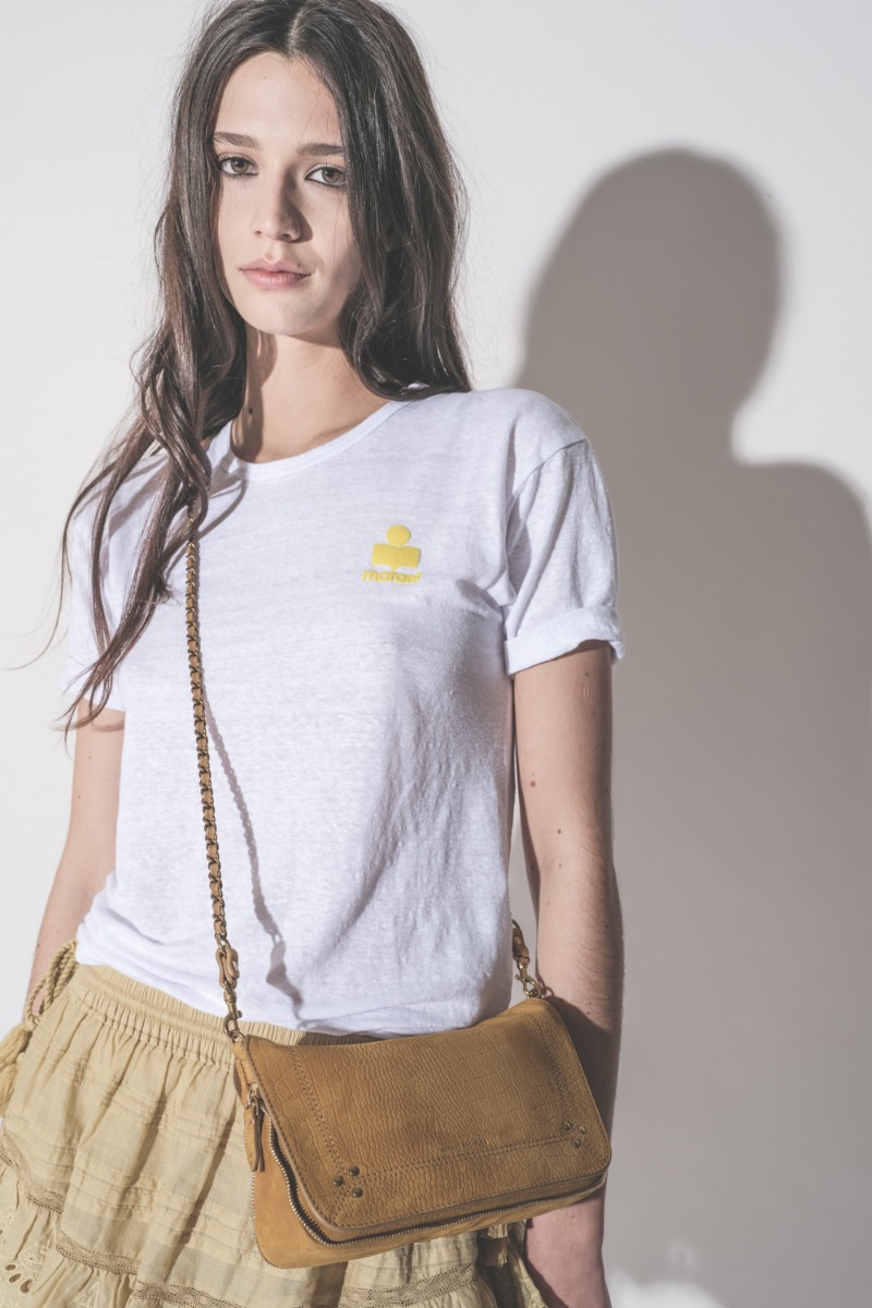 T-shirt Koldia Isabel Marant &Eacute;toile en lin blanc, logo jaune flock&eacute; au-dessus de la poitrine, port&eacute; de face.