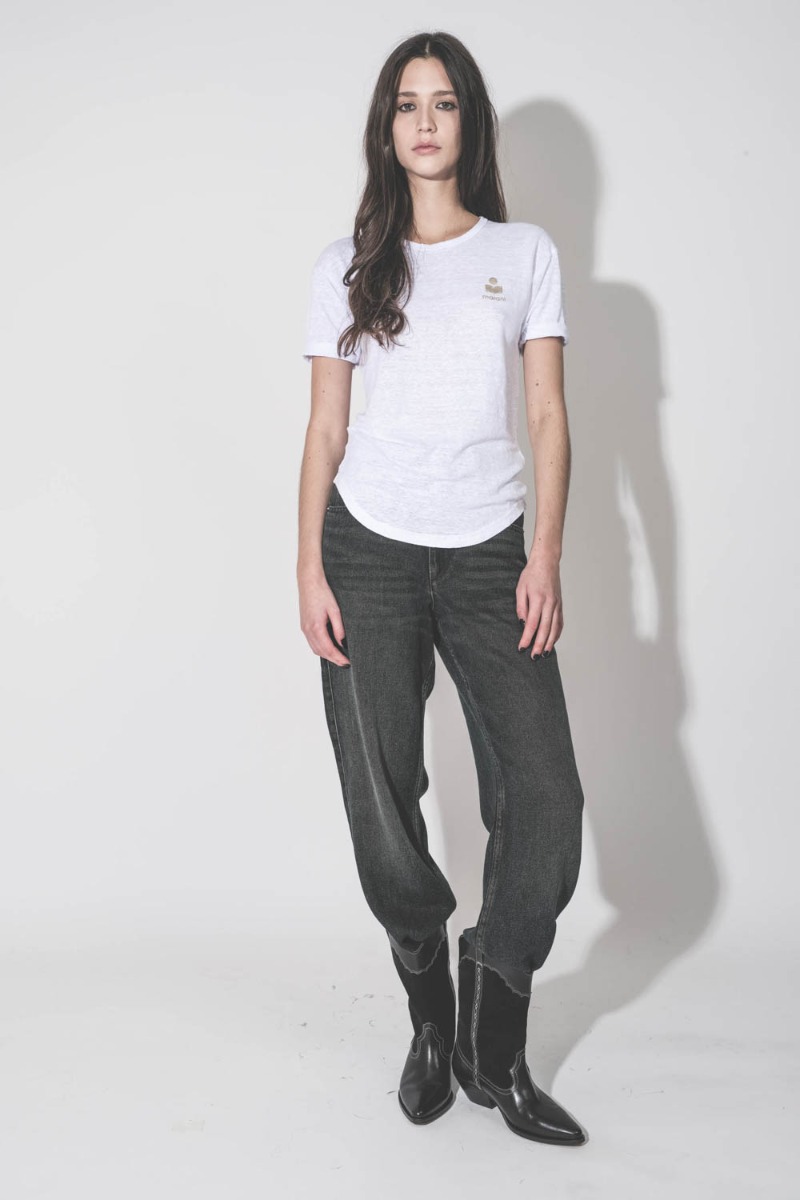 T-shirt Koldia Isabel Marant &Eacute;toile en lin blanc, logo or au-dessus de la poitrine, port&eacute; de face.