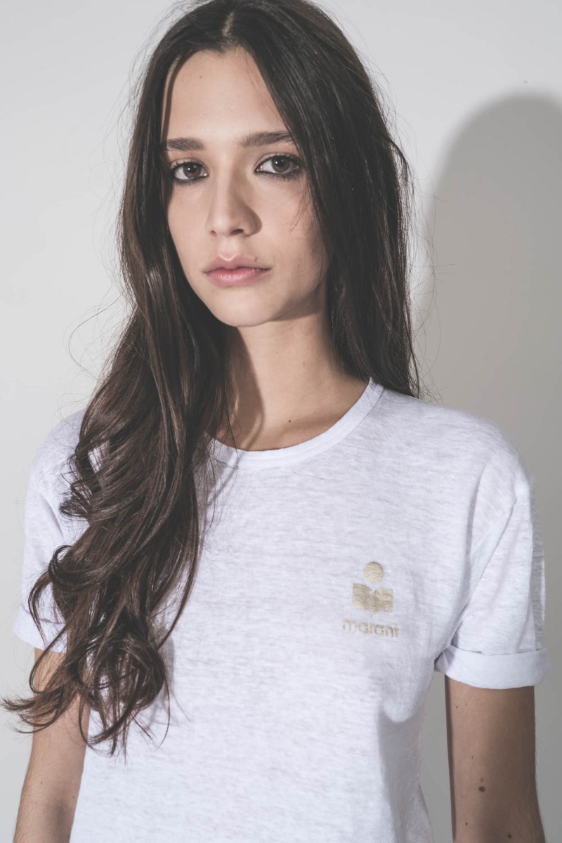 T-shirt Koldia Isabel Marant &Eacute;toile en lin blanc, logo or au-dessus de la poitrine, port&eacute; de face. D&eacute;tail du mini-logo dor&eacute;.