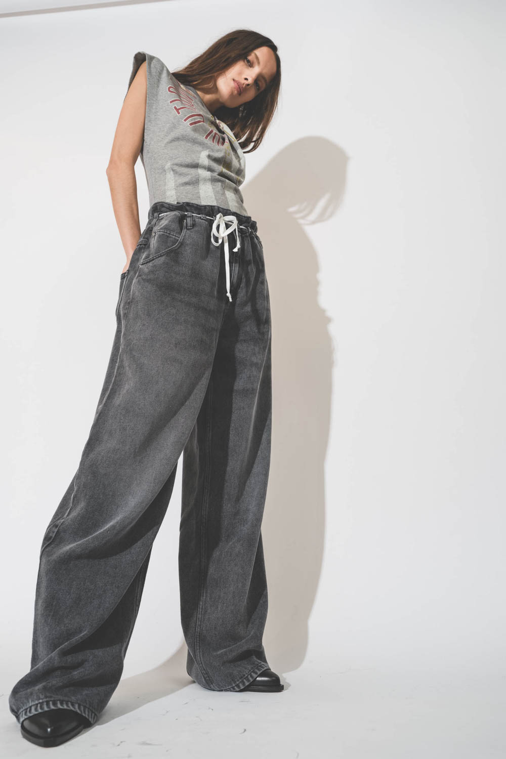 Tee-shirt sans manches col noué gris chiné imprimé révolution Nayda Isabel Marant Etoile. Porté avec un jean gris oversize.
