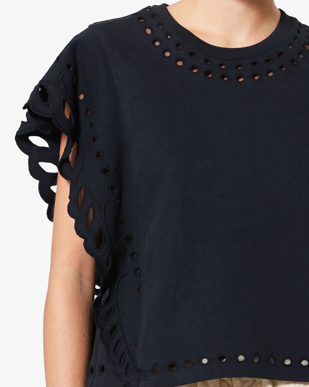 T-shirt court Odyle Isabel Marant Etoile en coton brod&eacute; noir. D&eacute;tails des broderies.