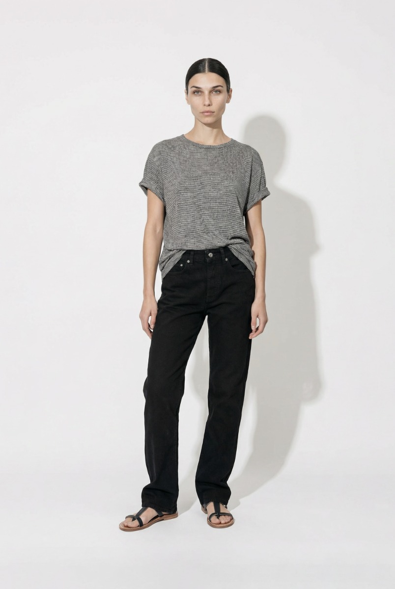 T-shirt Zewel Isabel Marant Etoile &agrave; rayures noires et blanches en coton et lin, port&eacute; avec un jean noir.