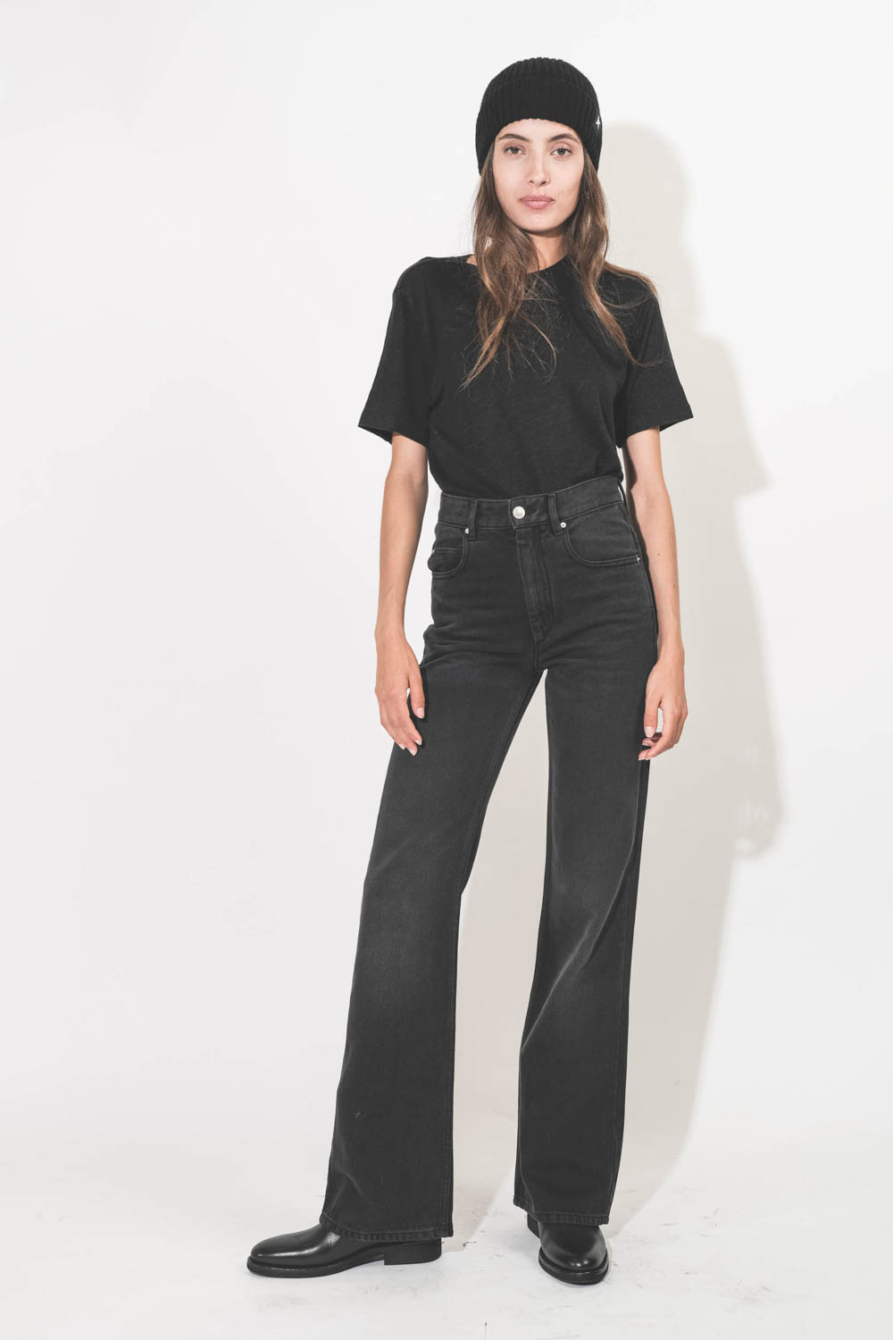 Produit Tee-shirt droit manches courtes en lin noir Zewel Isabel Marant Etoile. Porté de face.