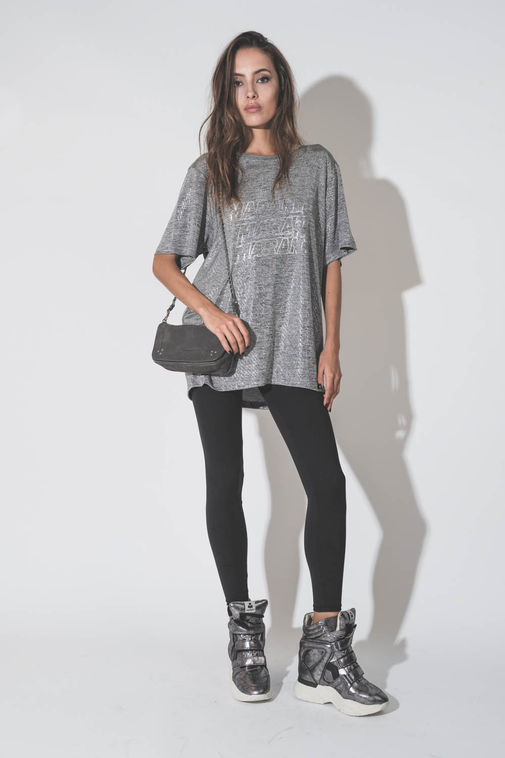 Produit Tee-shirt droit manches courte gris chiné lamé logo Marant argent sur le devant Zoeline Isabel Marant Etoile. Porté de face.