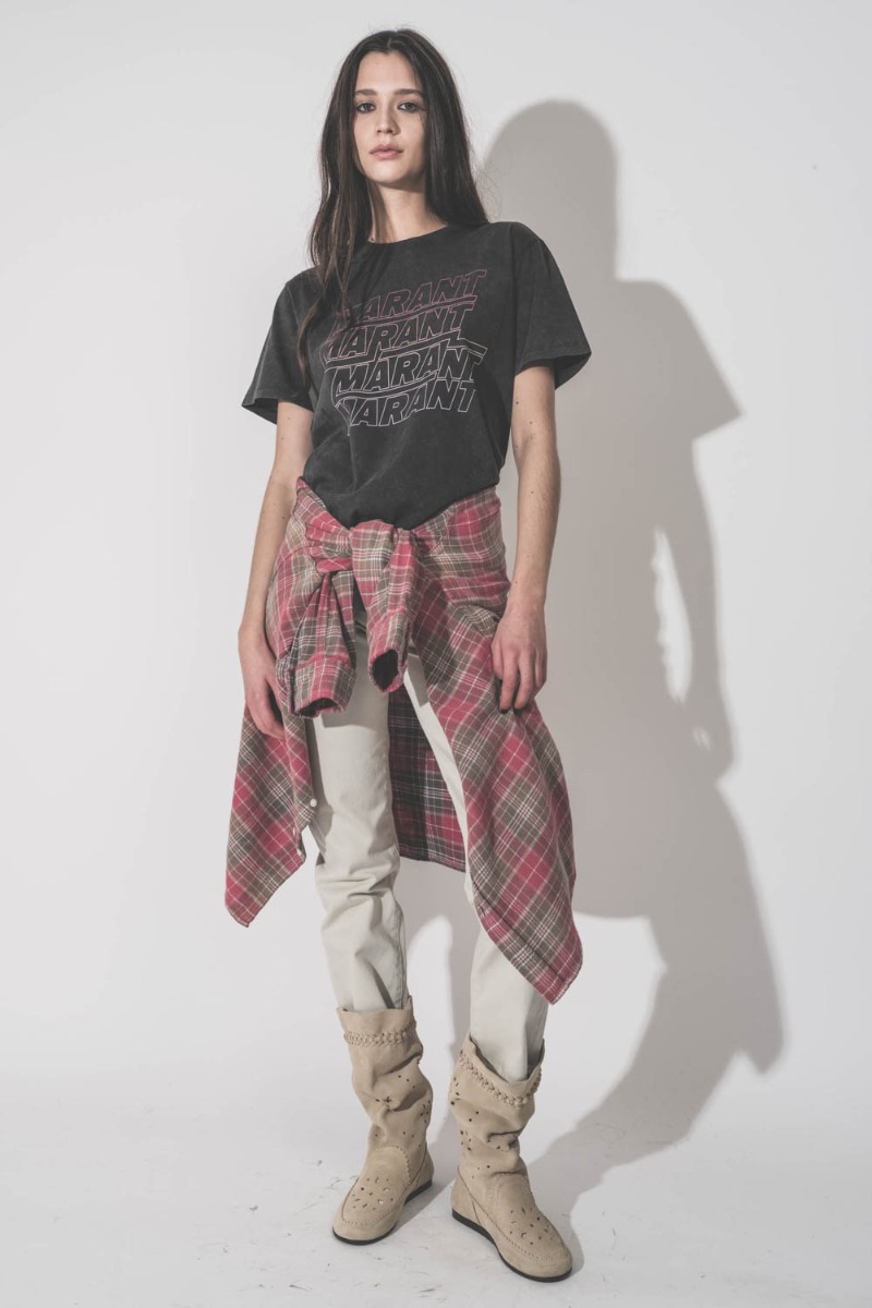 T-shirt Zoeline Isabel Marant &Eacute;toile en coton noir d&eacute;lav&eacute;, logo Marant sur le devant, port&eacute; de face.