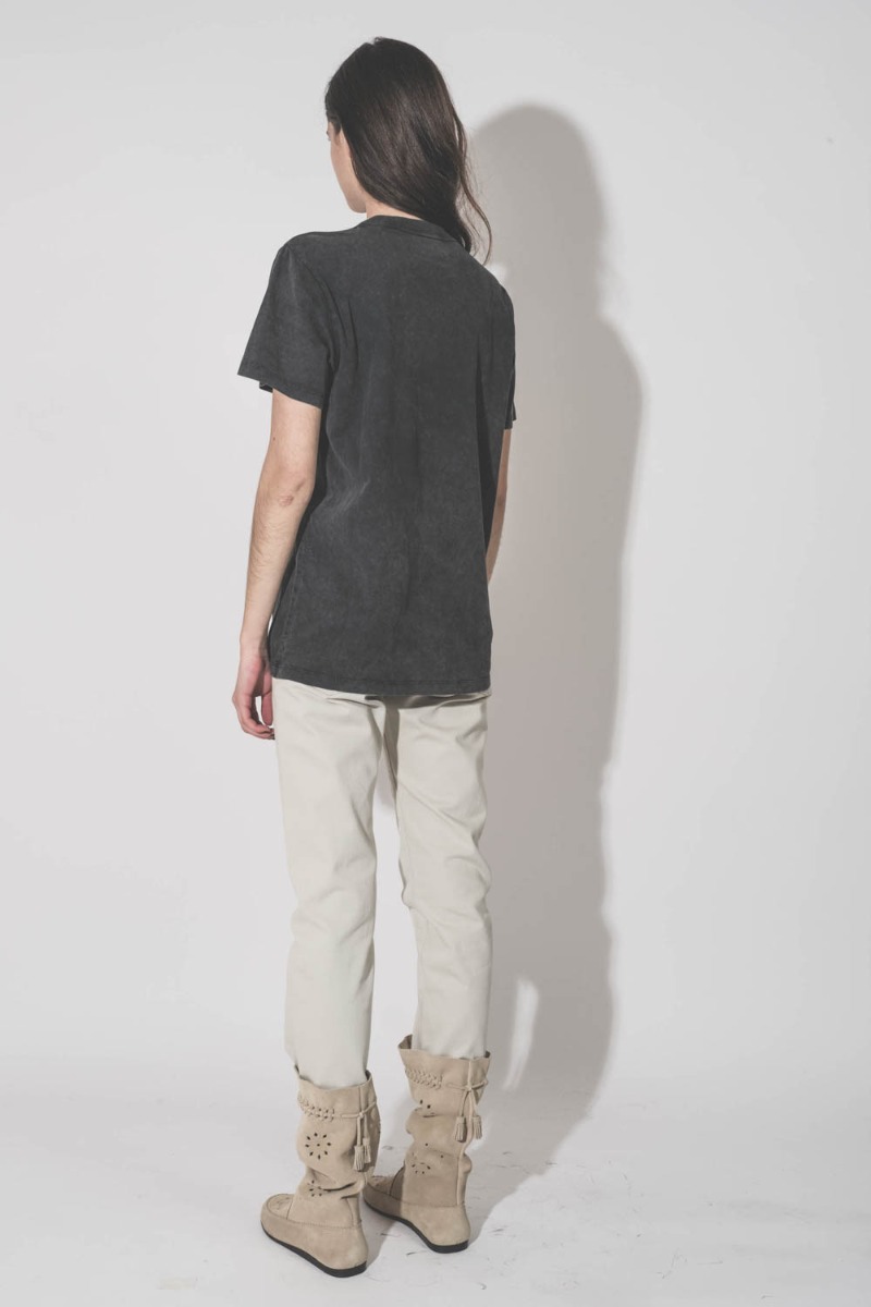 T-shirt Zoeline Isabel Marant &Eacute;toile en coton noir d&eacute;lav&eacute;, logo Marant sur le devant, port&eacute; de dos.