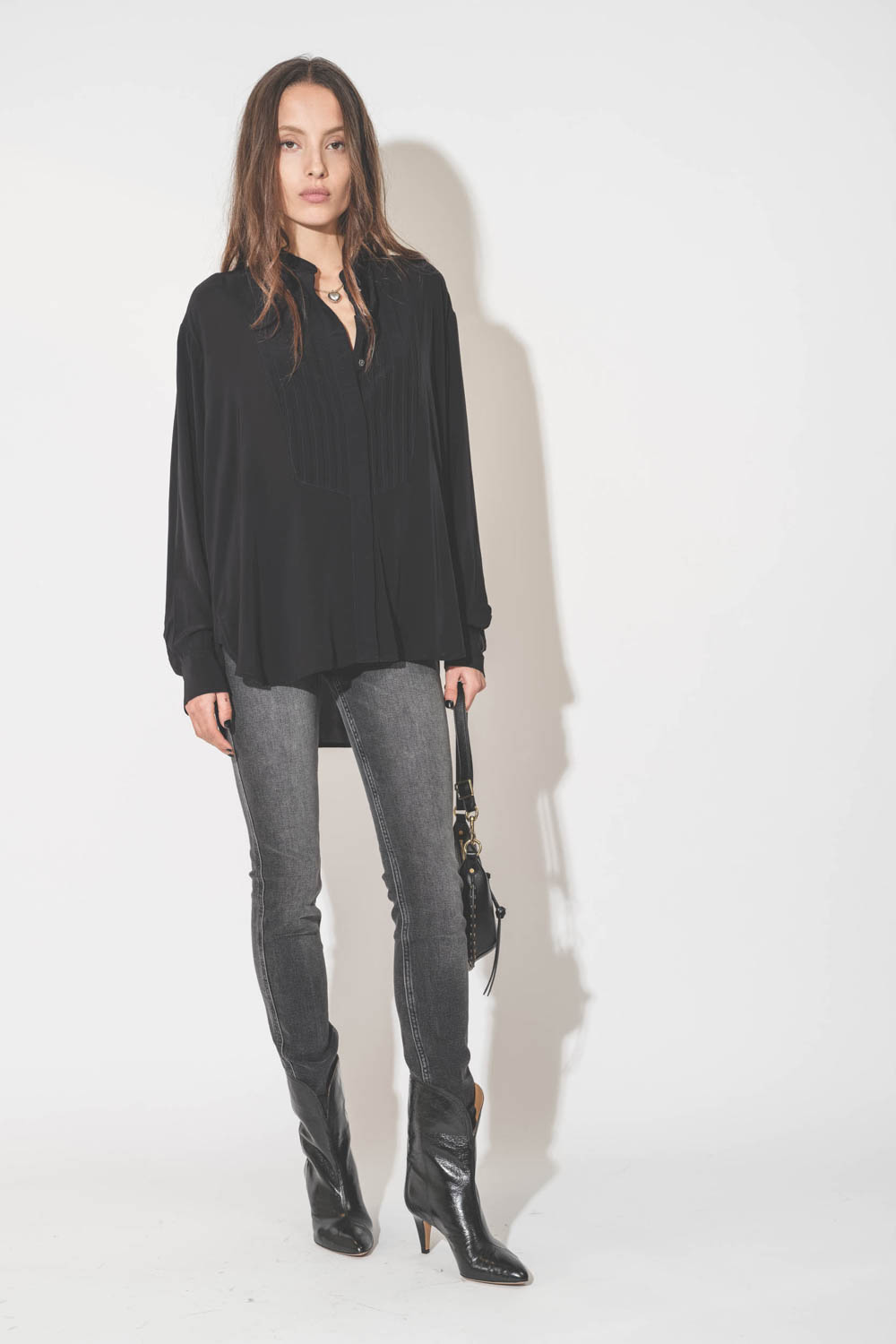 Chemise forme liquette manches longues en viscose noir Amel Isabel Marant Etoile. Porté avec un jean Slim gris.