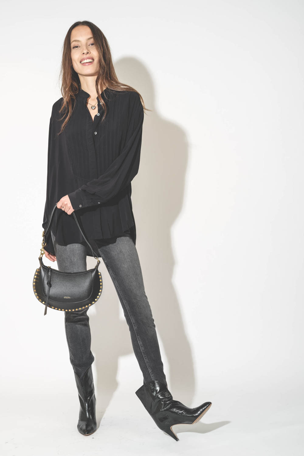 Chemise forme liquette manches longues en viscose noir Amel Isabel Marant Etoile. Porté avec un sac Isabel Marant en cuir noir.