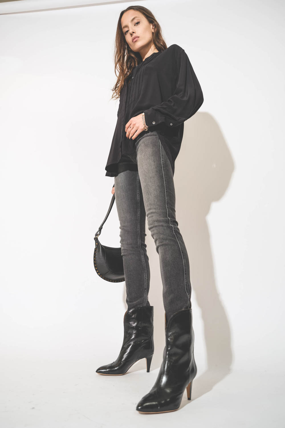 Chemise forme liquette manches longues en viscose noir Amel Isabel Marant Etoile. Porté avec un jean Slim et des boots à talons en cuir glacé noir.