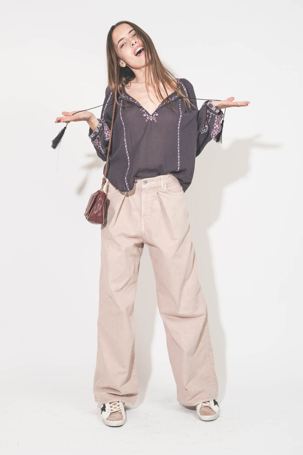 Top manches longues en voile de coton brodé bleu nuit lilas Fernanda Isabel Marant Etoile. Porté avec un jean large à pinces en coton rose poudré Candy Twill 45 Haikure. Sneakers en cuir blanc languette rose Super Star 12170 Golden Goose et sac Bobi S en 