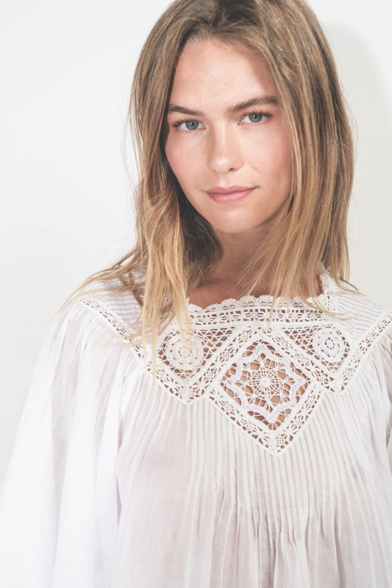 Top Garia Isabel Marant Etoile en voile de coton et dentelle blanche. Détail de la broderie.
