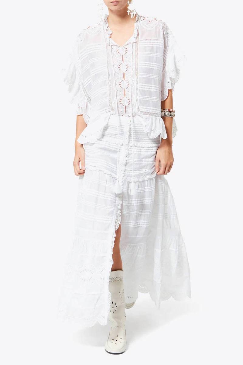 Top Payton Isabel Marant Etoile en voile de coton blanc, dentelle et broderie anglaise, port&eacute; de face avec une jupe longue assortie.