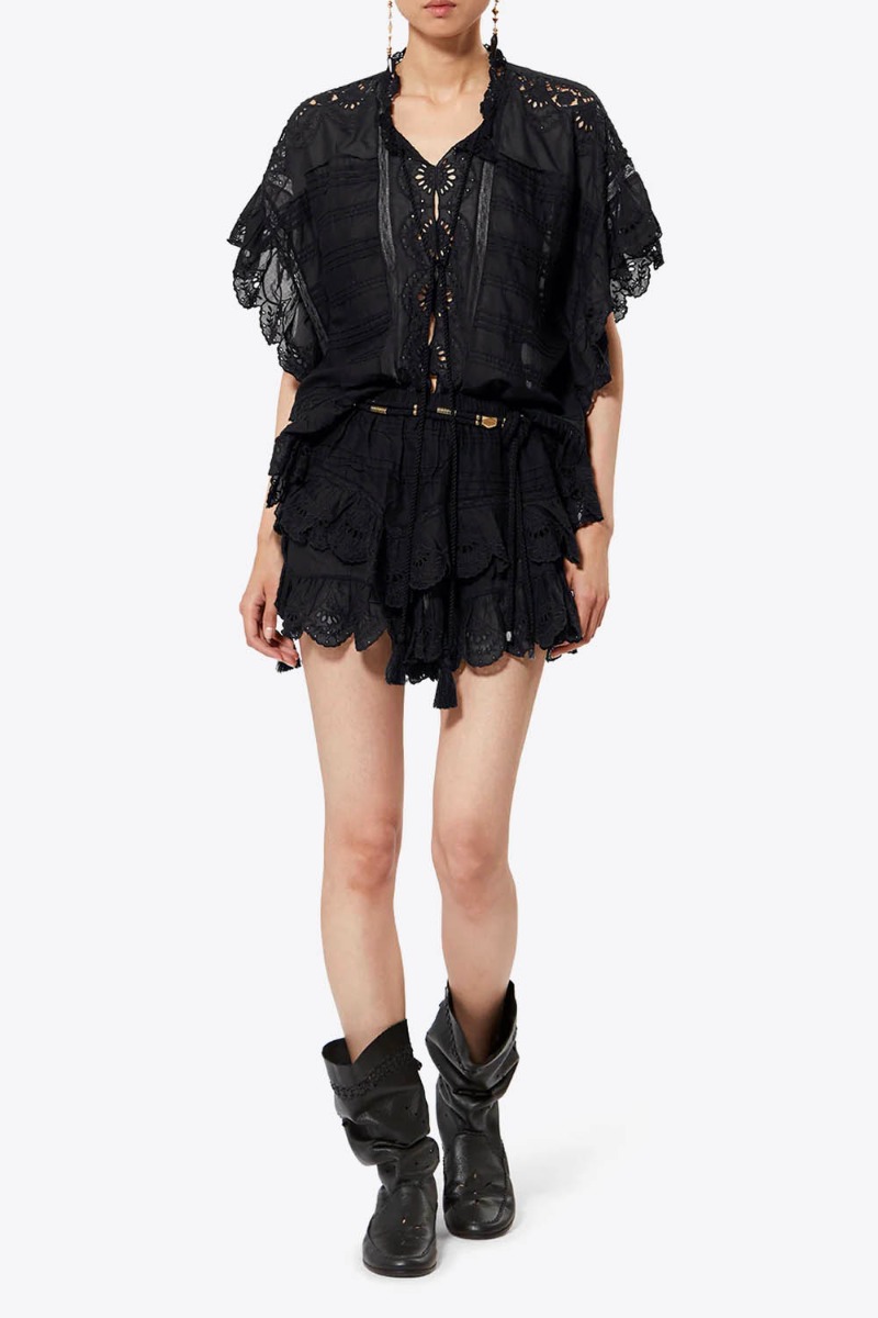 Top Payton Isabel Marant Etoile en voile de coton noir, dentelle et broderie anglaise, port&eacute; avec un short assorti.