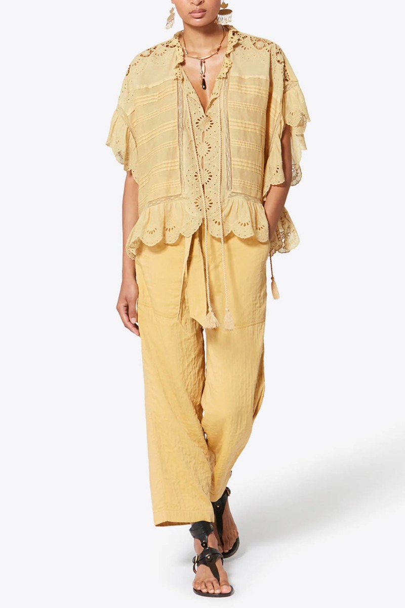 Top Payton Isabel Marant Etoile en voile de coton ocre dentelle et broderie anglaise, port&eacute; de face avec un pantalon large.