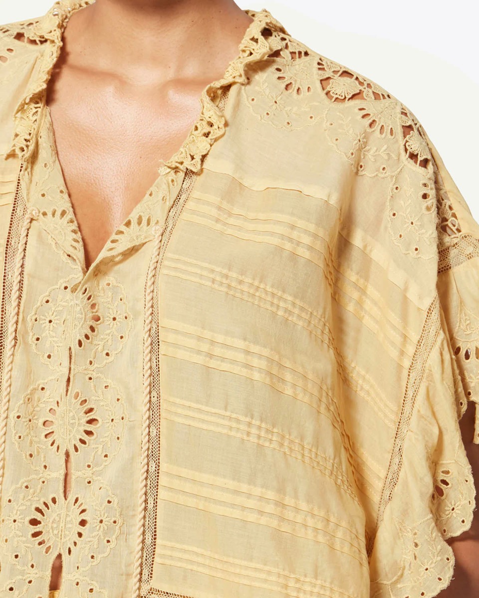 Top Payton Isabel Marant Etoile en voile de coton ocre dentelle et broderie anglaise. D&eacute;tail de l'encolure ronde avec cordon &agrave; nouer.