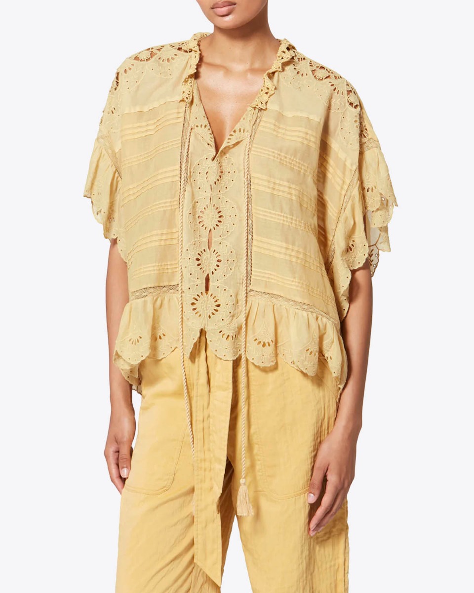 Top Payton Isabel Marant Etoile en voile de coton ocre dentelle et broderie anglaise, port&eacute; de face.