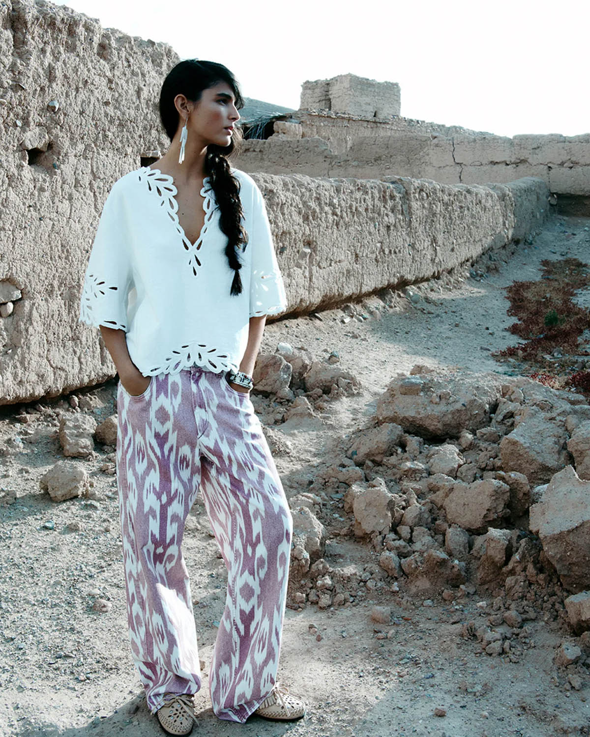 Produit Top manches courtes col V en coton brodé Shana Marant Etoile. Porté avec un jean baggy imprimé. 