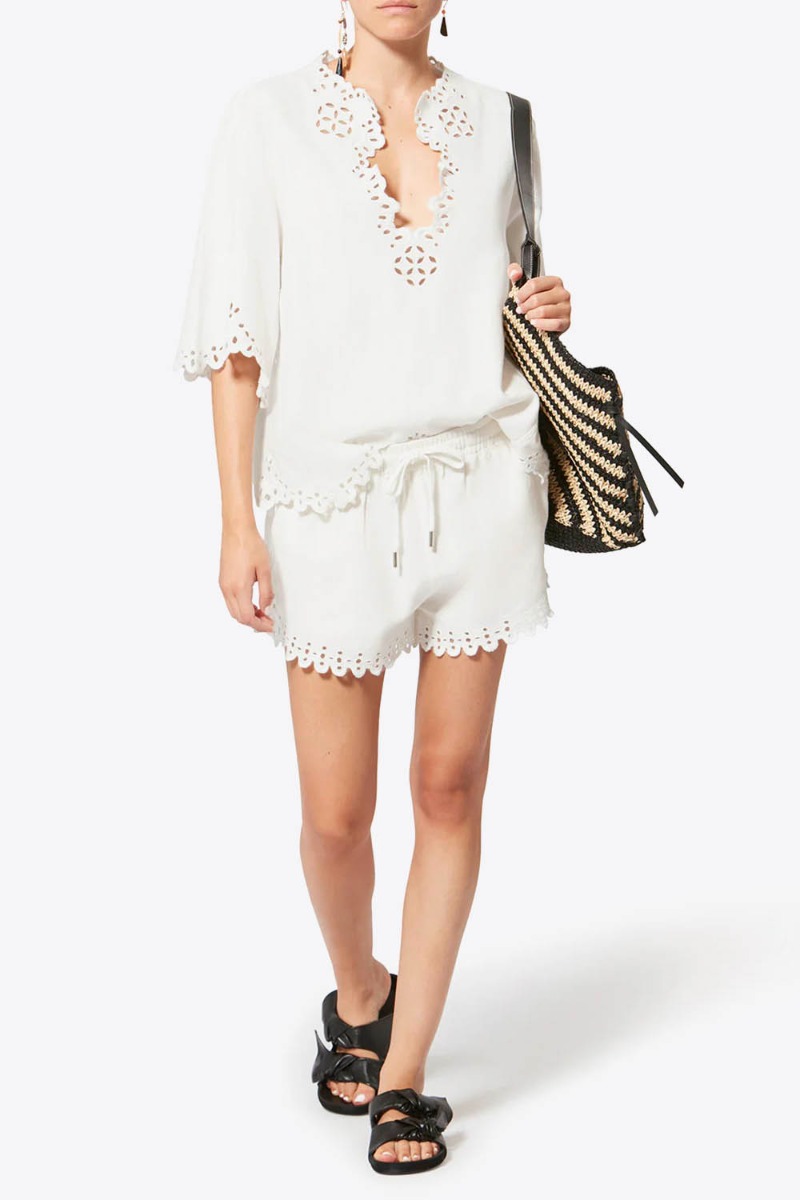 Top manches courtes col V en coton blanc brod&eacute; Shana Isabel Marant Etoile, port&eacute; avec le short assorti.