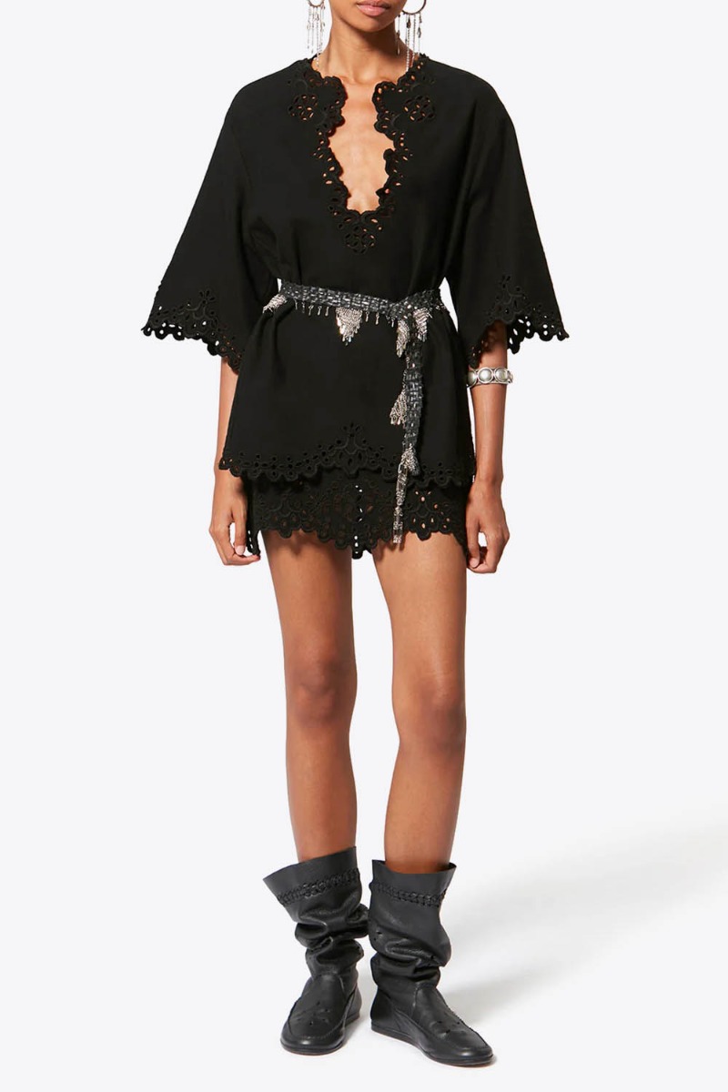 Top Shana Isabel Marant Etoile en coton brod&eacute; noir, port&eacute; de face avec un short assorti.