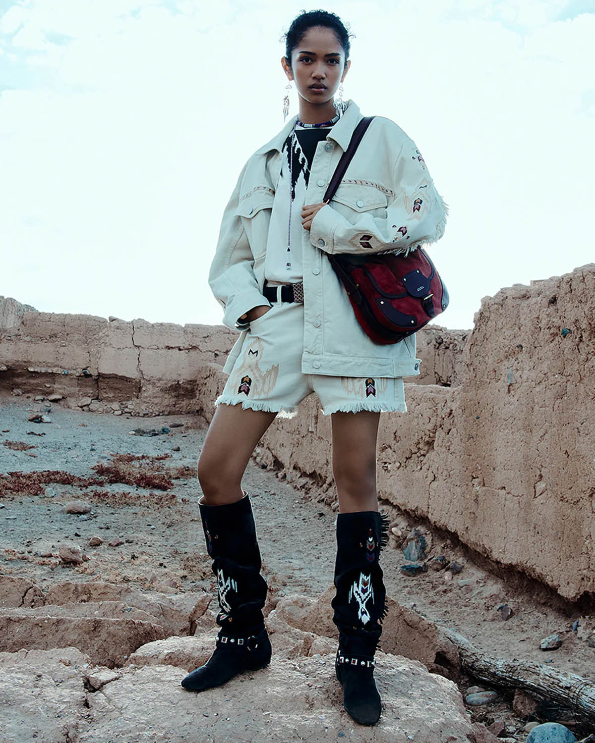 Produit Veste en jean oversise écru brodée Manona Marant Etoile. Porté avec un short coordonné. 