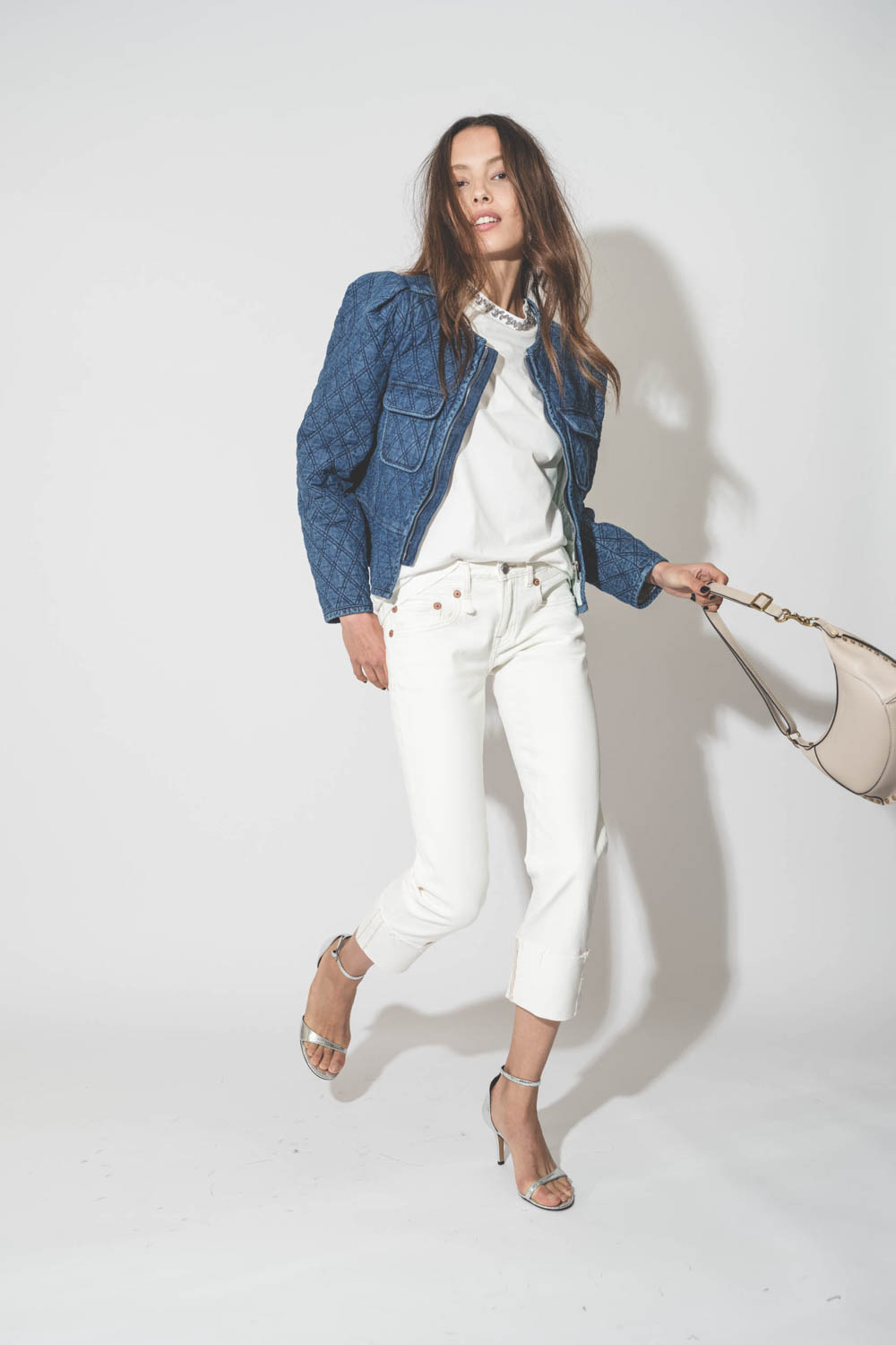 Veste près du corps matelassée en jean bleu Deliona Isabel Marant Etoile. Porté avec un tee-shirt brodé blanc.