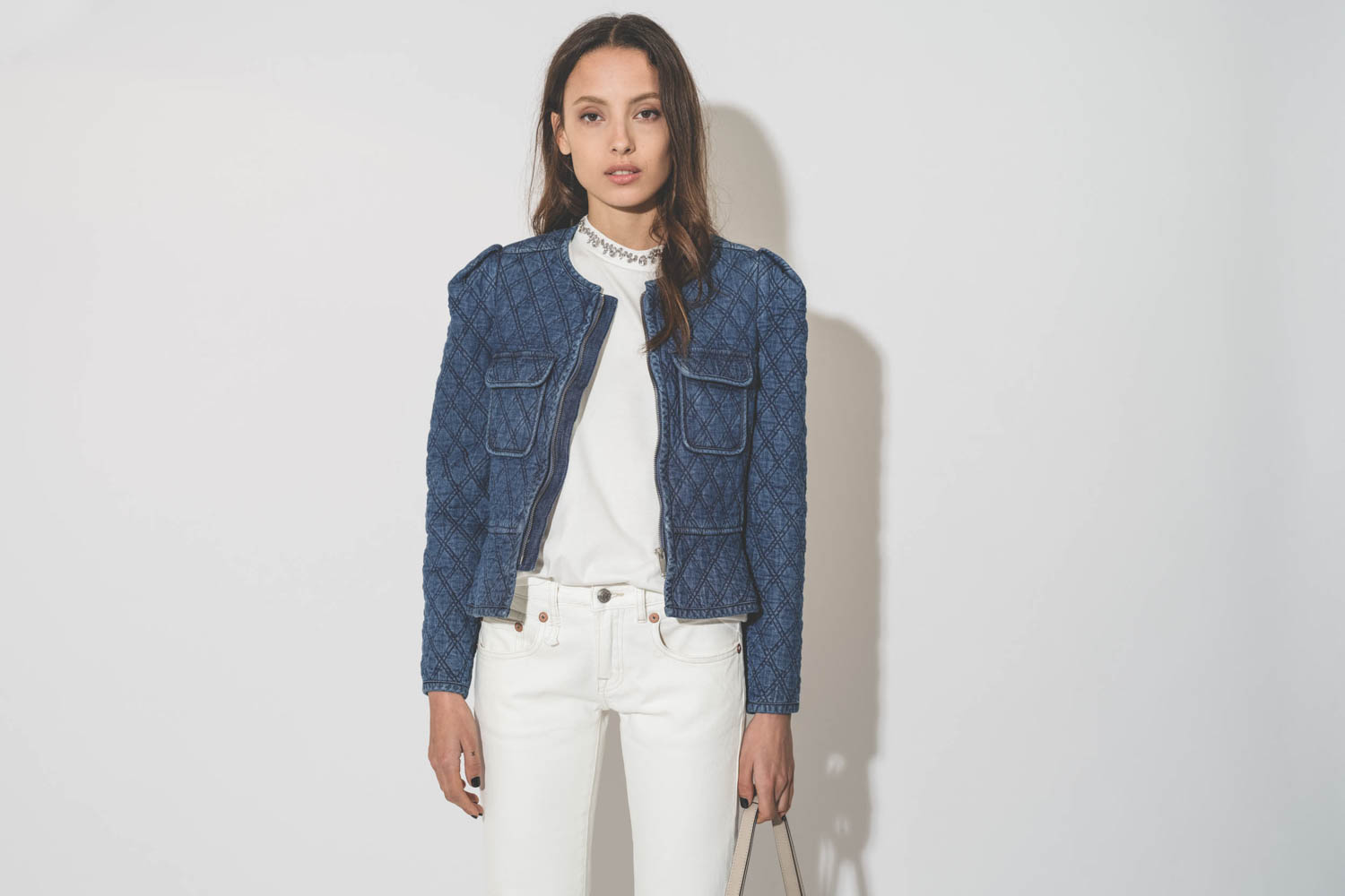 Veste près du corps matelassée en jean bleu Deliona Isabel Marant Etoile. Porté ouverte de face.