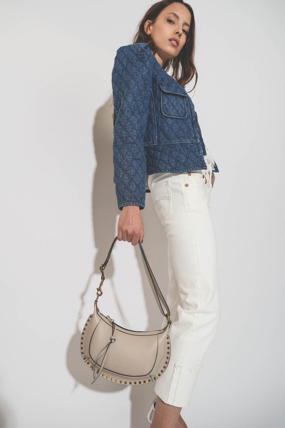 Veste près du corps matelassée en jean bleu Deliona Isabel Marant Etoile.  Porté avec un sac Isabel Marant.