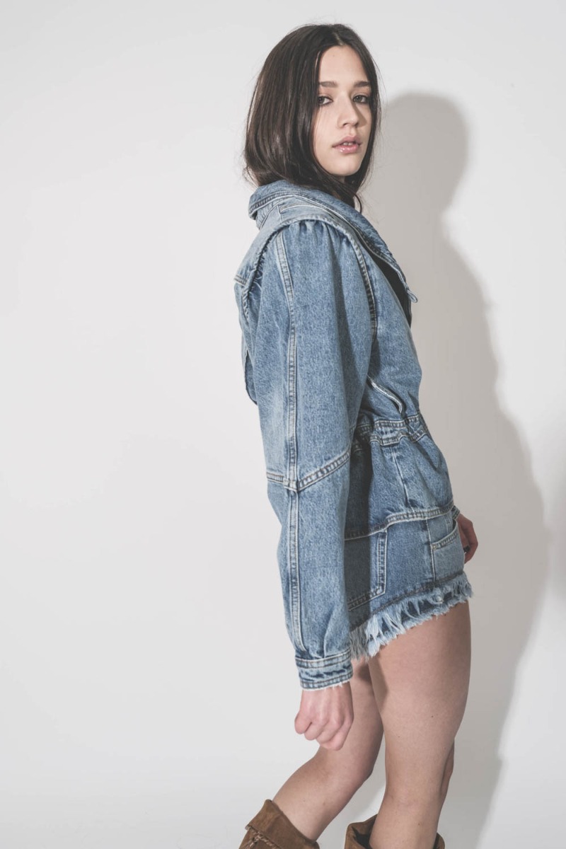 Veste Dolie Isabel Marant &Eacute;toile en denim bleu ciel, port&eacute;e de profil. 