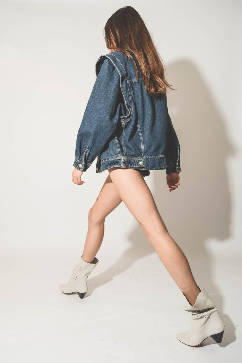 Veste en jean bleu épaulée manches longues amovibles Harmon Isabel Marant Etoile. Porté de profil dos.