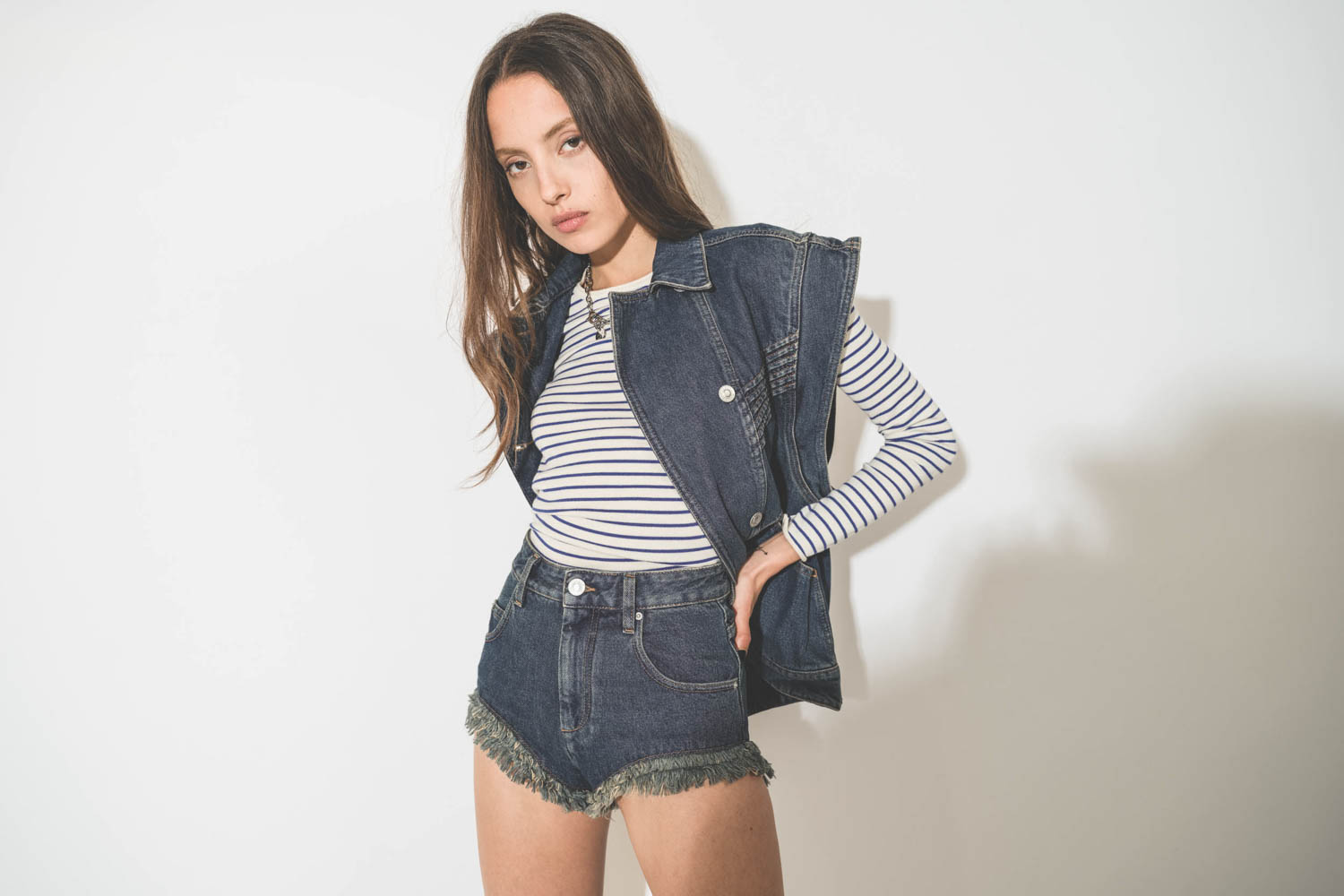 Veste en jean bleu épaulée manches longues amovibles Harmon Isabel Marant Etoile. Porté avec une marinière et un short en jean bleu.