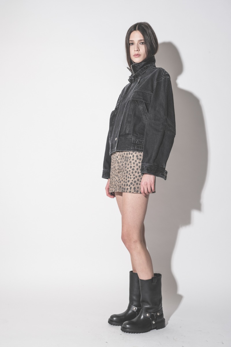 Veste en jean Joseline Isabel Marant Etoile en coton noir d&eacute;lav&eacute;, port&eacute;e de profil.