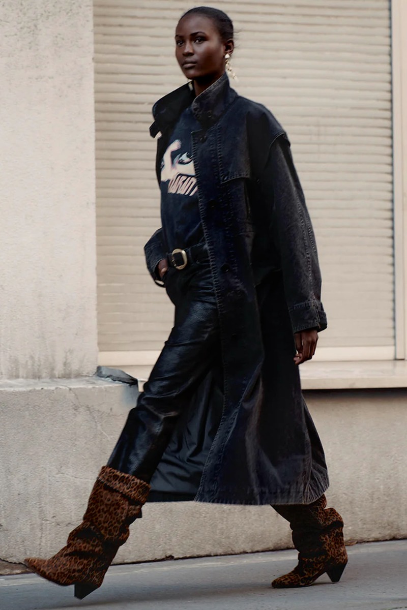 Veste Nossia Isabel Marant Etoile en denim vintage black portée avec une jupe longue.