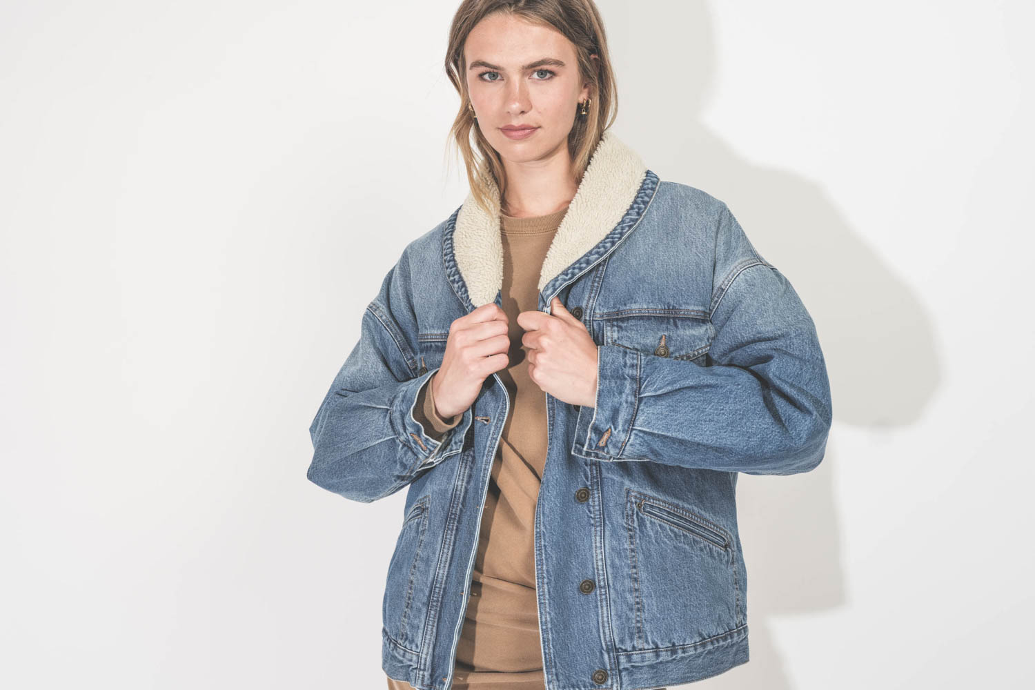 Veste Pimia Isabel Marant Etoile en denim bleu fourr&eacute;e. D&eacute;tail des poignets.