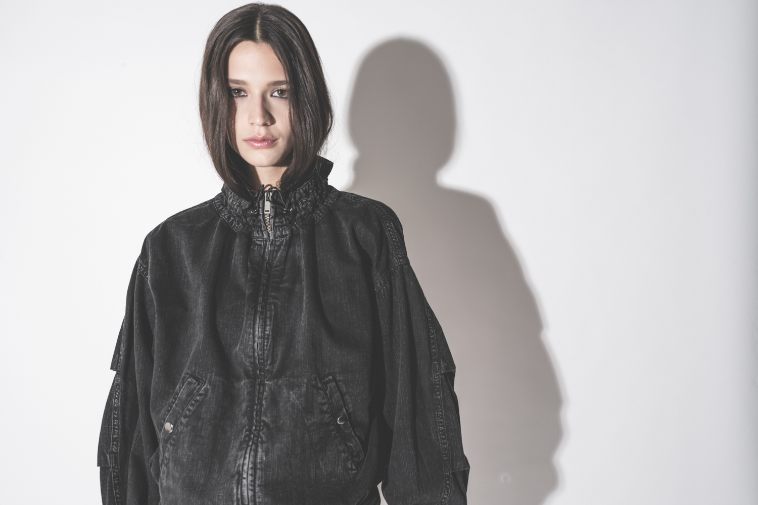 Veste courte Plume Isabel Marant Etoile en chambray noir d&eacute;lav&eacute;, port&eacute;e de face.