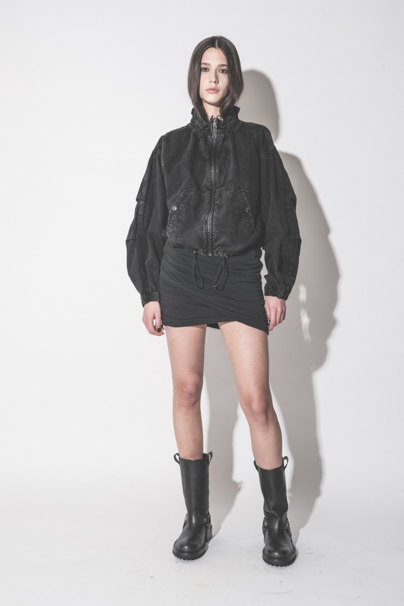 Veste courte Plume Isabel Marant Etoile en chambray noir d&eacute;lav&eacute;, port&eacute;e de face avec une mini-jupe et des bottes Golden Goose.