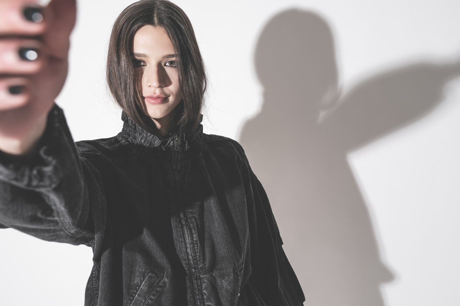 Veste courte Plume Isabel Marant Etoile en chambray noir d&eacute;lav&eacute;, port&eacute;e les cheveux rentr&eacute;s dans le col montant.