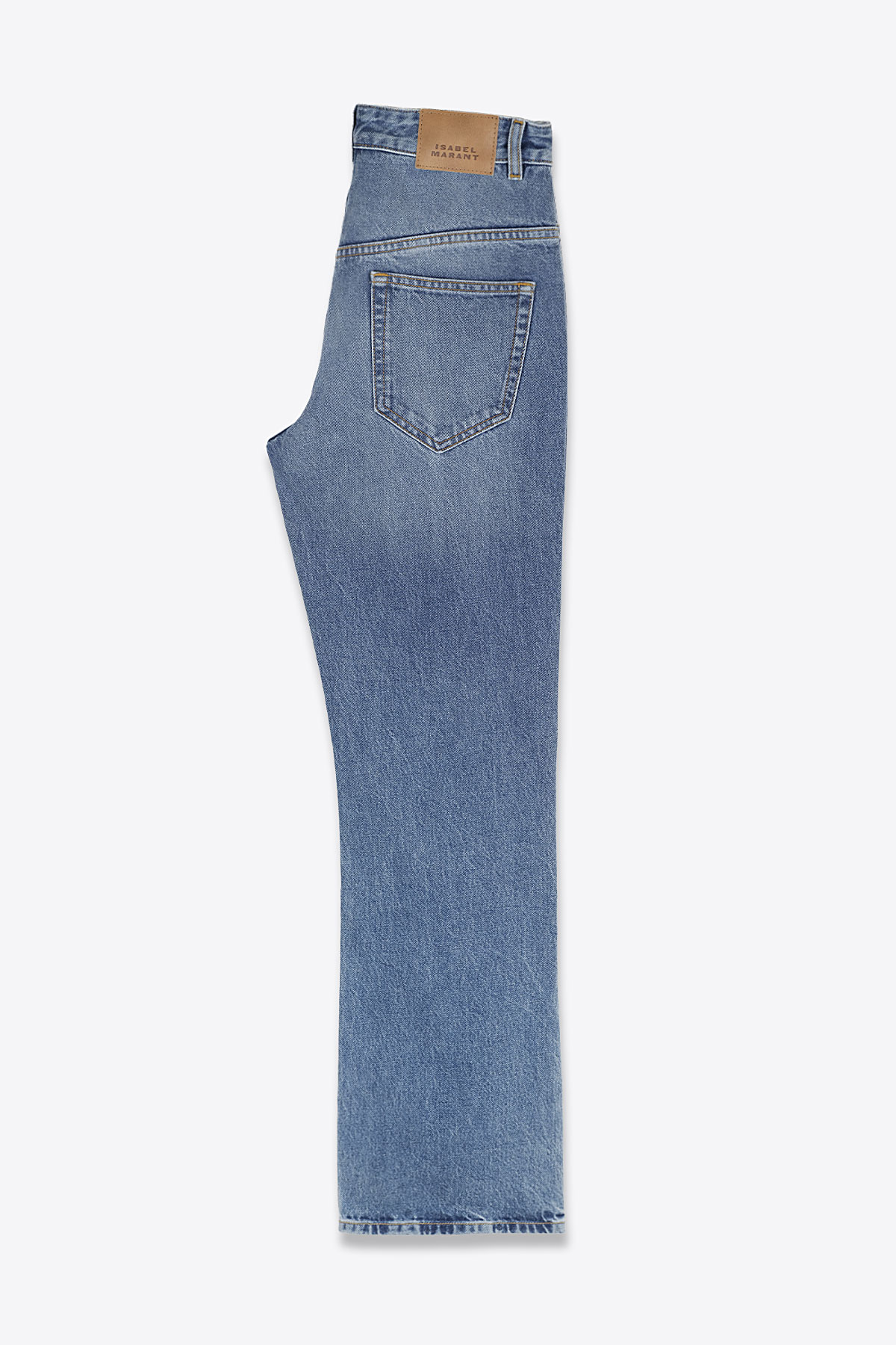 Jean Belvia Isabel Marant en denim bleu clair délavé, coupe bootcut légèrement évasée, taille mi-haute avec double passants et cinq poches. Vue de profil.