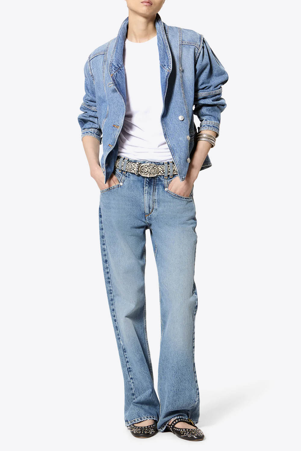 Jean Belvia Isabel Marant en denim bleu clair délavé, coupe bootcut légèrement évasée, taille mi-haute avec double passants et cinq poches porté de face.