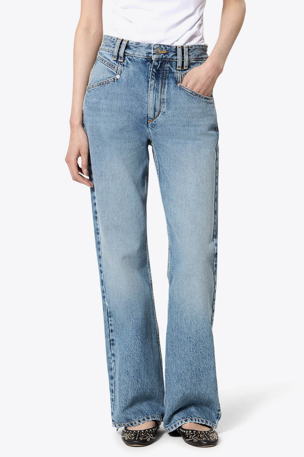 Jean Belvia Isabel Marant en denim bleu clair délavé, coupe bootcut légèrement évasée, taille mi-haute avec double passants et cinq poches. Porté de face.