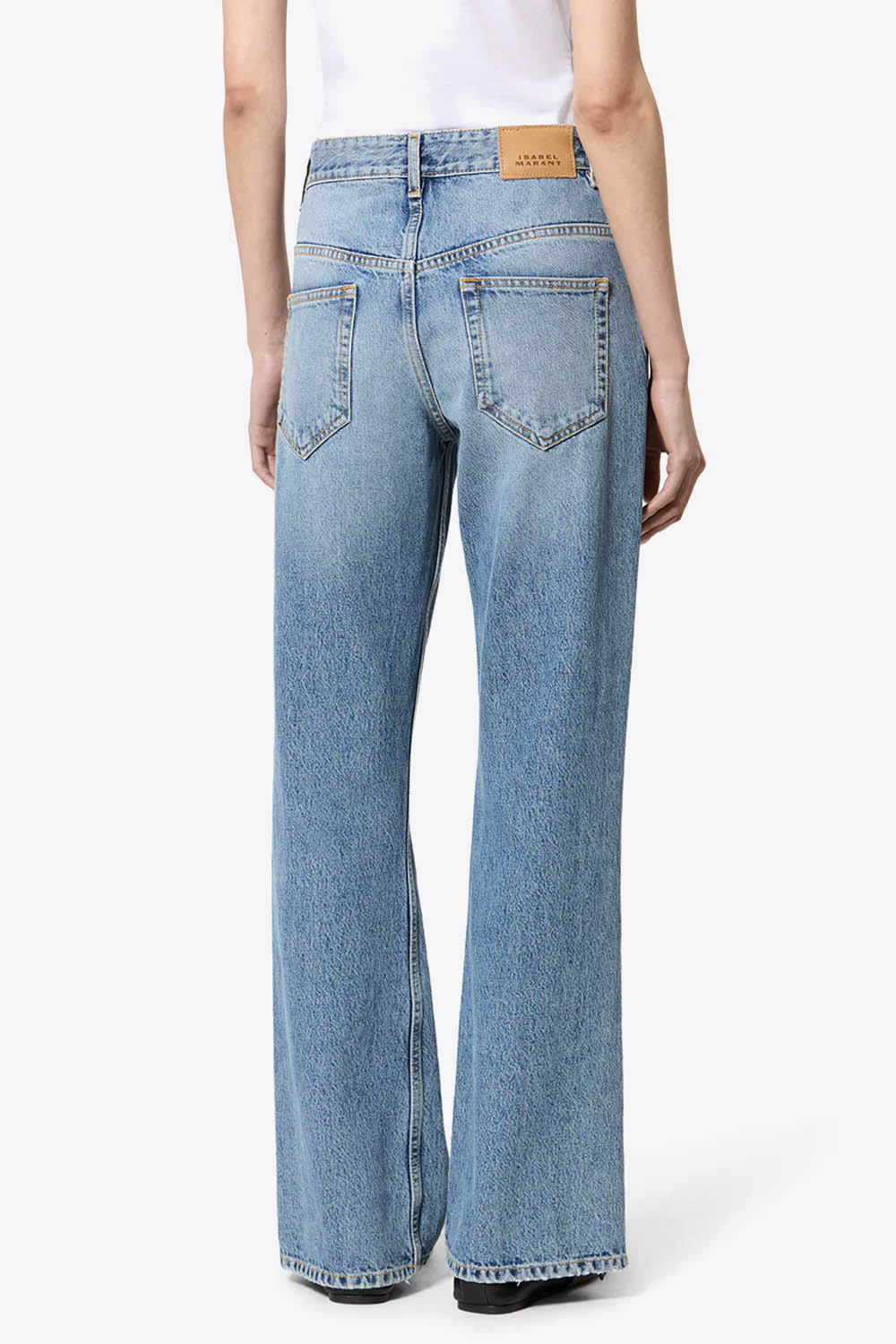 Jean Belvia Isabel Marant en denim bleu clair délavé, coupe bootcut légèrement évasée, taille mi-haute avec double passants et cinq poches. Porté de dos.