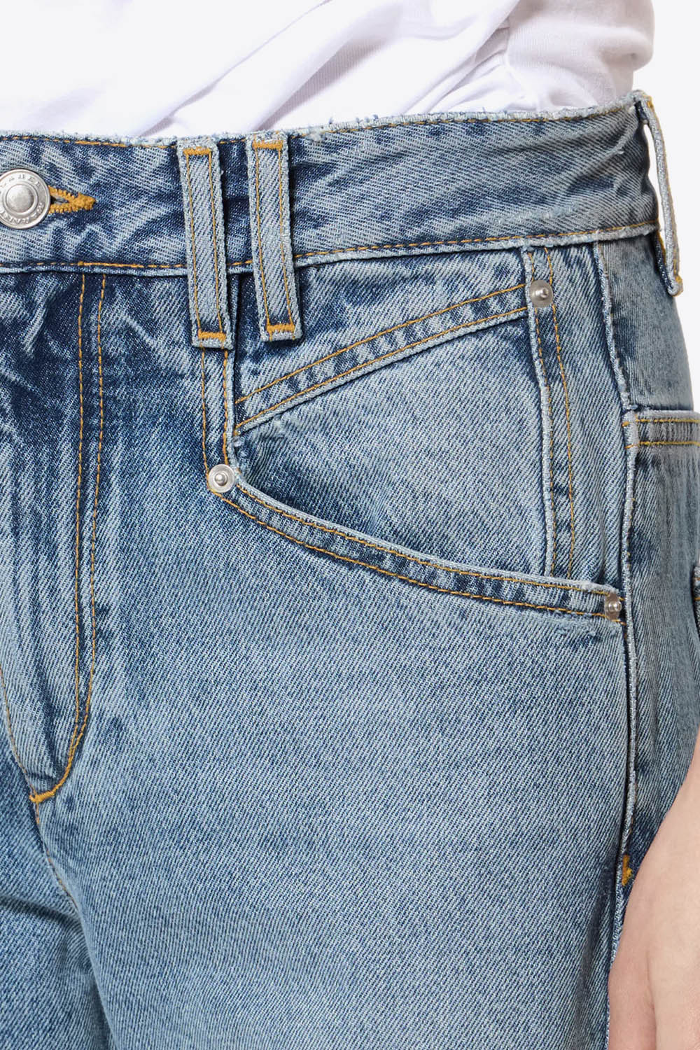 Jean Belvia Isabel Marant en denim bleu clair délavé, coupe bootcut légèrement évasée, taille mi-haute avec double passants et cinq poches. Détail des poches avant.