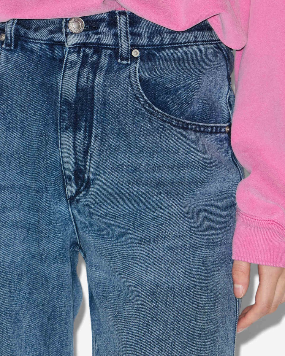 Jean fluide Jenny Isabel Marant en denim bleu clair. Vue de face. Forme classique &laquo; Regular &raquo;. D&eacute;tail de la toile.