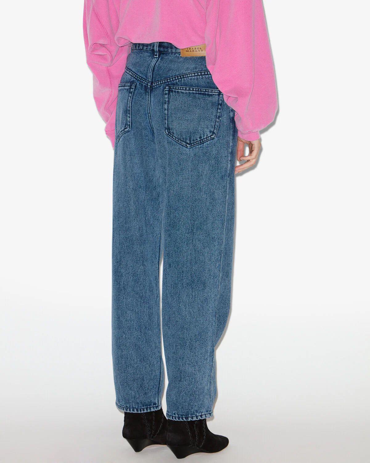 Jean fluide Jenny Isabel Marant en denim bleu clair. Vue de face. Forme classique &laquo; Regular &raquo;. Port&eacute; de dos.