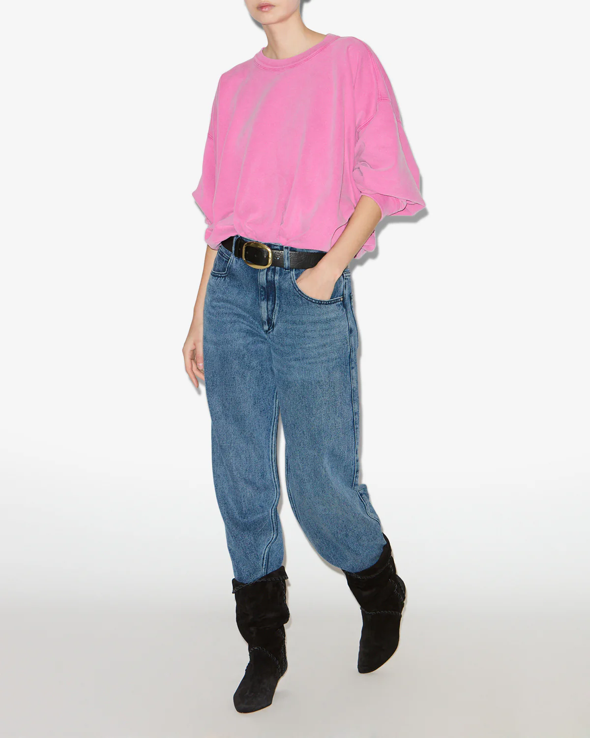 Jean fluide Jenny Isabel Marant en denim bleu clair. Vue de face. Forme classique &laquo; Regular &raquo;. Port&eacute; avec un sweatshirt rose.