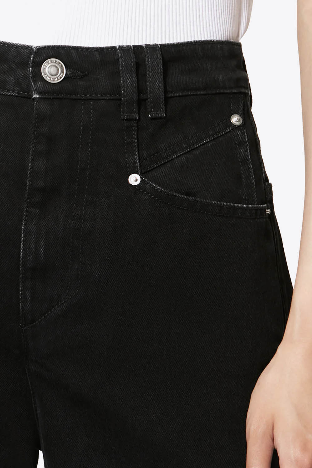 Jean Lemony Isabel Marant en denim noir, coupe ample taille haute à jambes très larges. Détail de la poche avant et des doubles passants.