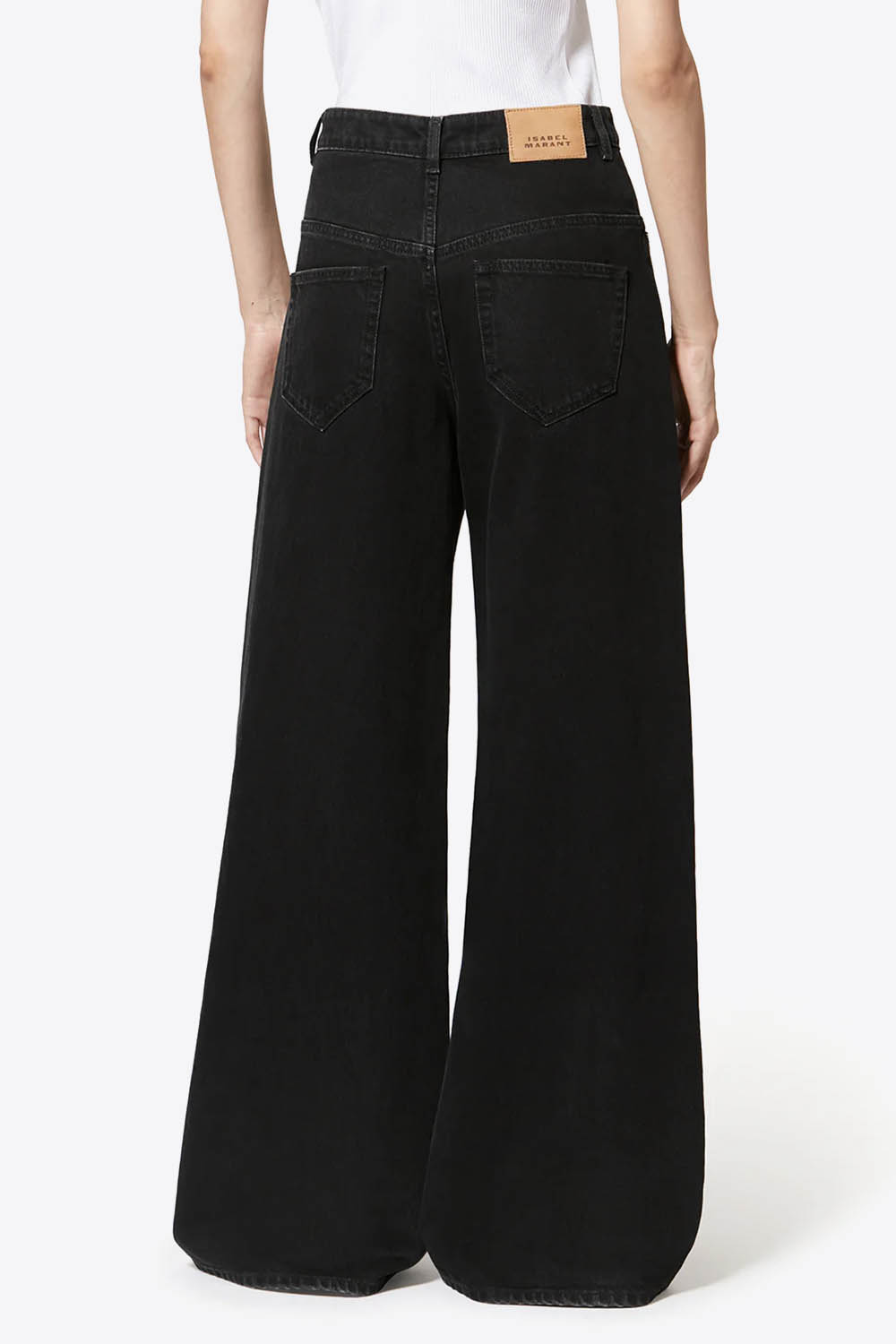 Jean Lemony Isabel Marant en denim noir, coupe ample taille haute à jambes très larges porté de dos.