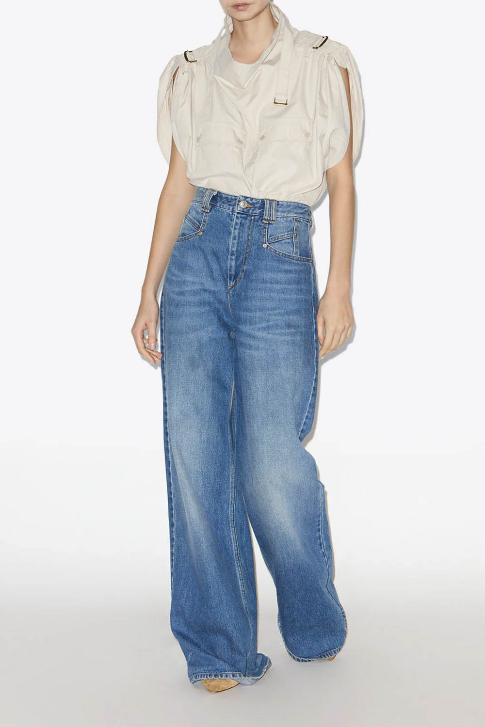 Jean Lemony Isabel Marant en denim bleu clair délavé, coupe ample taille haute à jambes très larges porté avec un top sans manches.