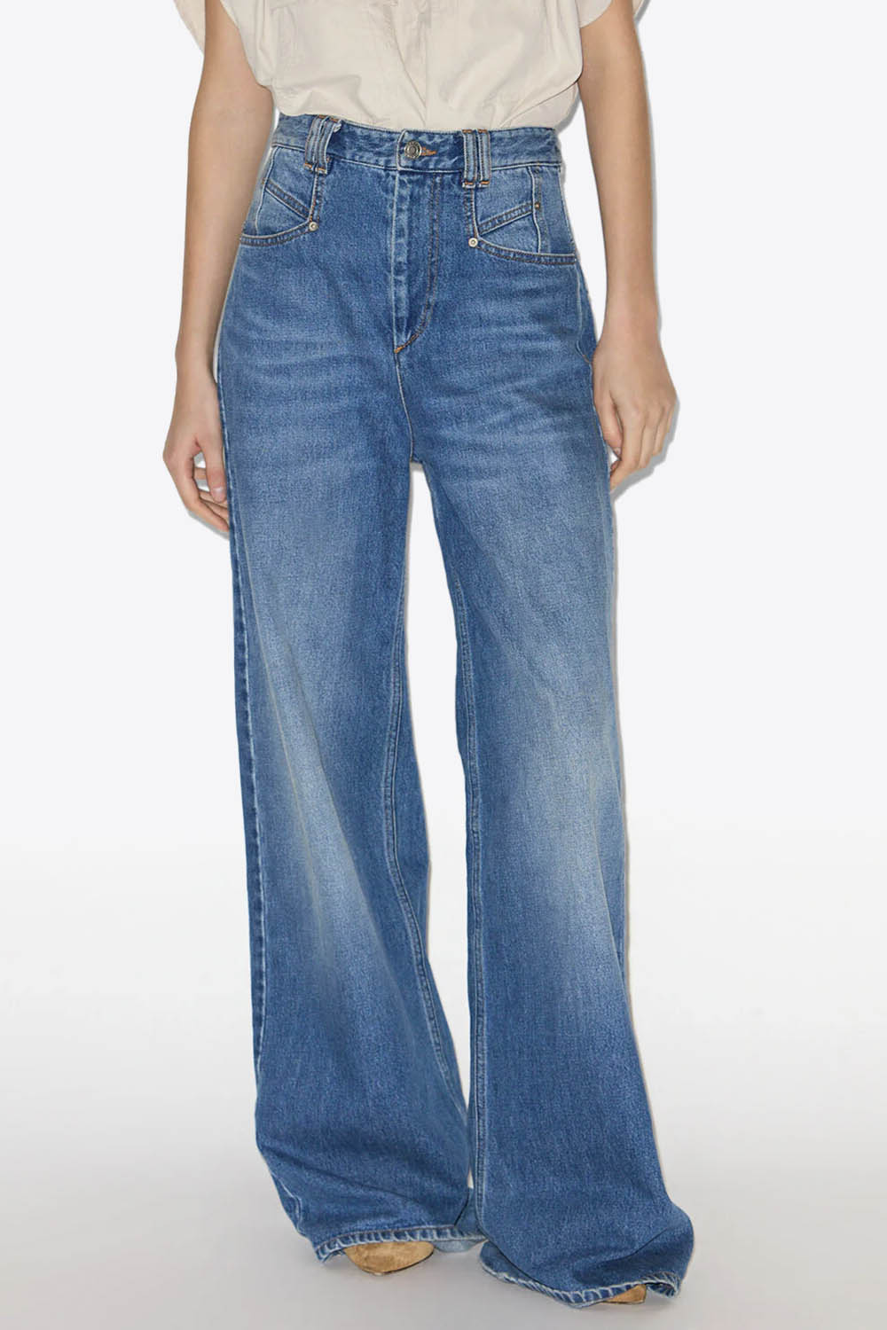 Jean Lemony Isabel Marant en denim bleu clair délavé, coupe ample taille haute à jambes très larges porté de face.