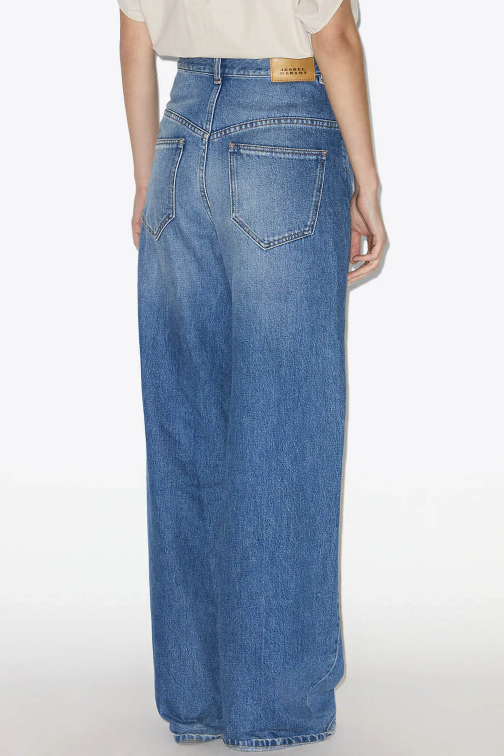 Jean Lemony Isabel Marant en denim bleu clair délavé, coupe ample taille haute à jambes très larges porté de dos.